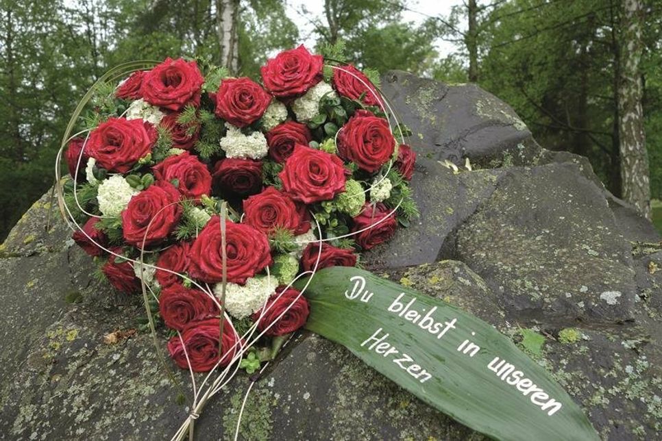 Gedenken Blumenherz. (Foto: Deutsche Friedhofsgesellschaft/akz-o)