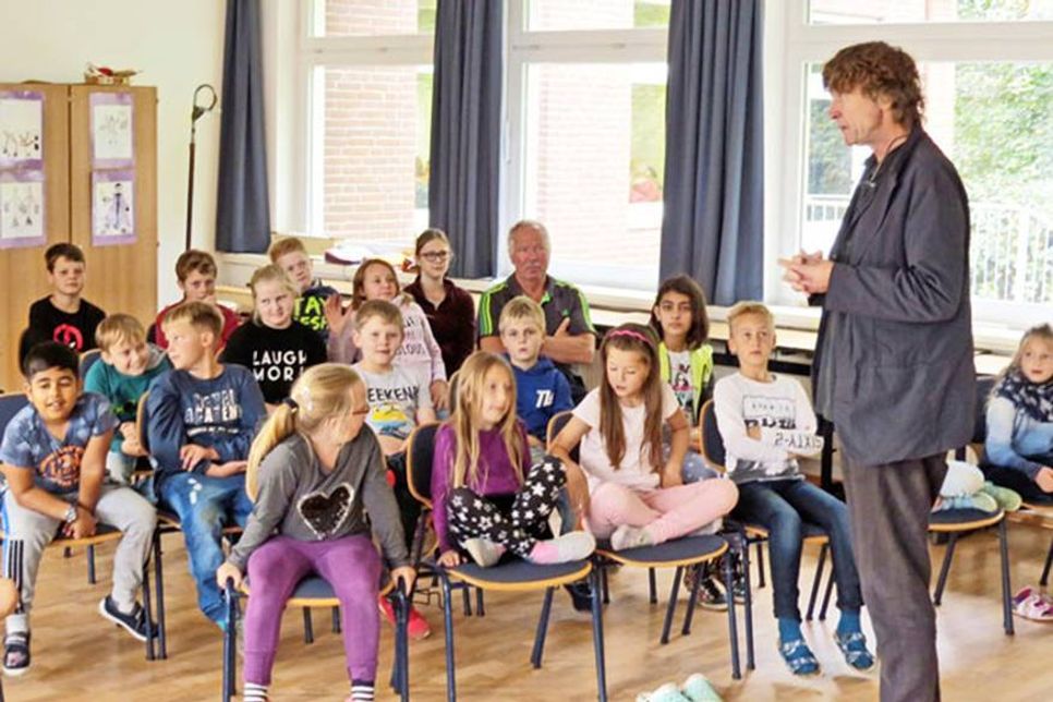 Professor Jonas von der Musikhochschule Lübeck möchte die jungen Schüler für Musik begeistern.
