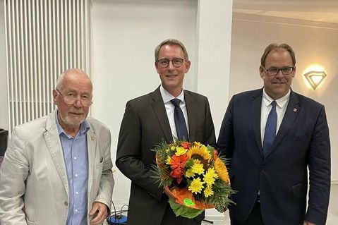 Der neue Werkleiter der Stadtwerke Dr. Mark Jahn (Mitte) mit Bürgervorsteher Sönke Sela (lks.) und Bürgermeister Mirko Spieckermann.