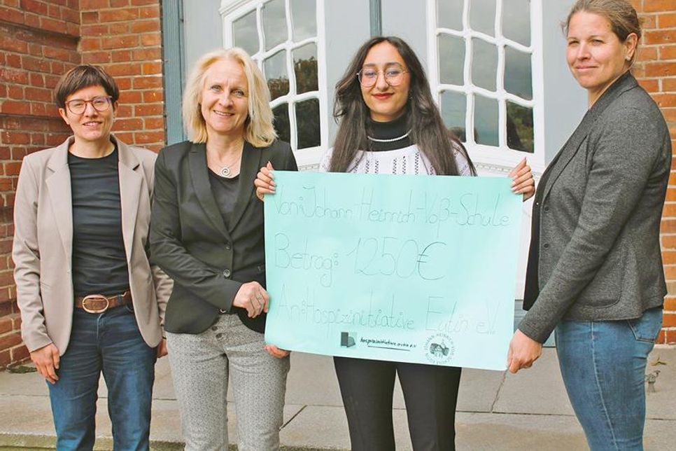 Tanja Dietrich (2. v.l.) und Masa Al Haj Hasan haben für Diana Müller (l.) und Wiebke Kayser-Bauch von der Hospizinitiative Eutin e.V. einen Spendenscheck von 1.250 Euro im Gepäck.