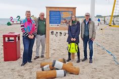 (von links): Christin Voß (Bürgermeisterin), Hans-Peter Buchholz, Dr. Ina Walenda und Gerd Segatz (NaturFreunde Schleswig-Holstein)