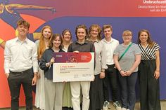 Bei der Preisverleihung in Berlin waren die Pennäler aus Plön ganz vorne mit dabei. Sie gewannen den mit 3.000 Euro dotierten ersten Preis.