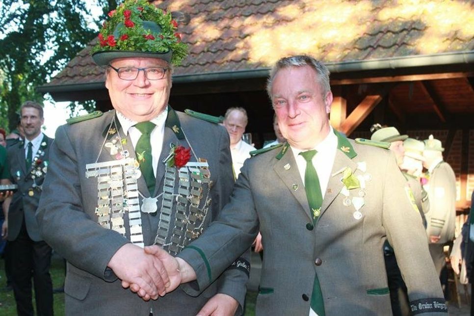 Karl-Heinz Wilkens (re.) trägt die Königswürde seit 2019. Damals gratulierte ihm Reiner Becker, der König von 2018.