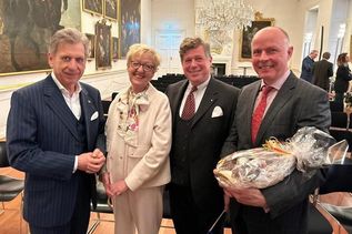 Der Honorarkonsul der Republik Finnland Bernd Jorkisch, Dr. Stefanie Babst, Mirko Schönfeldt und Dr. Bahle (Ehemann von Dr. Babst) (v. lks.).