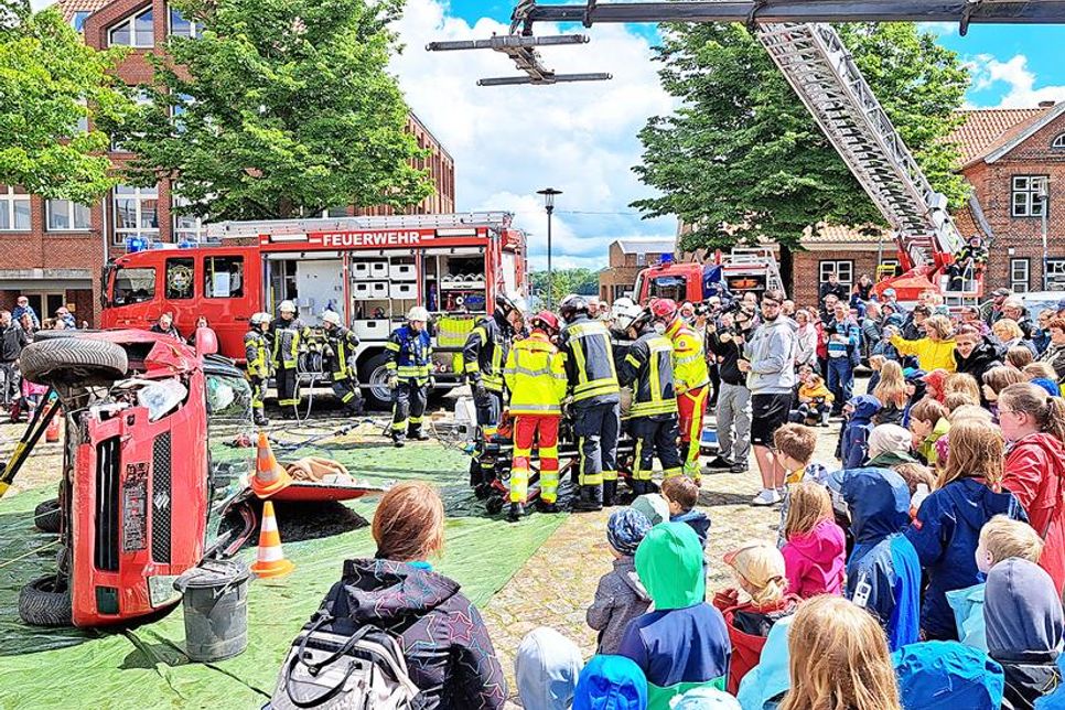 Die Unfallübung der Feuerwehr verlief höchst professionell ab. Das Interesse der Zuschauer war groß.