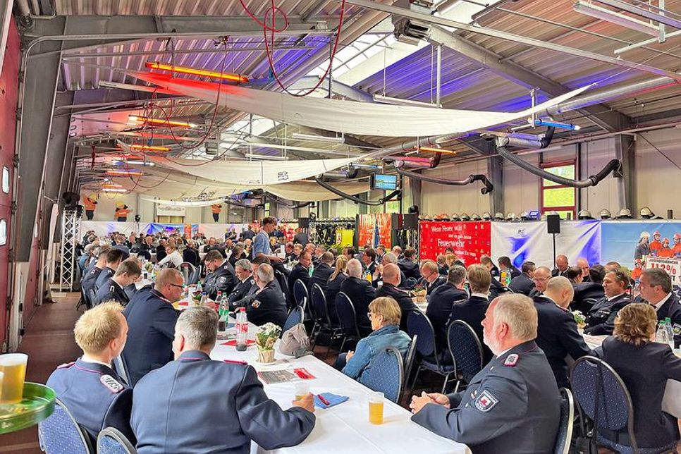 Das Plöner Gerätehaus war zum Festkommers am Freitagabend voll besetzt.