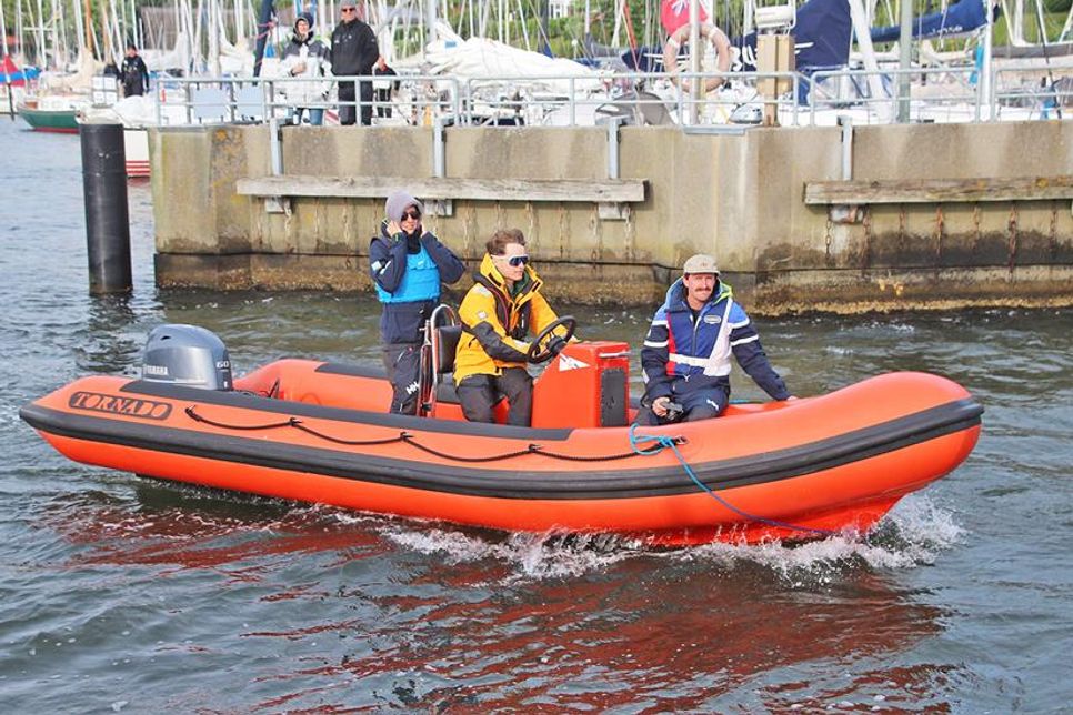 Ein Kontrollboot der MSK fährt zur Startlinie