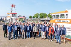 Das beschlussfassende Gremium der Deutschen Gesellschaft zur Rettung Schiffbrüchiger (DGzRS) am 31. Mai im Hafen von Laboe am Rande seiner turnusgemäßen Tagung in Kiel