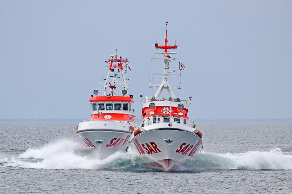 Die Seenotrettungskreuzer NIS RANDERS (l.) und ARKONA der Deutschen Gesellschaft zur Rettung Schiffbrüchiger (DGzRS) gemeinsam unterwegs auf der Ostsee.