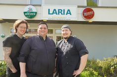 Das „LaRia“-Trio grüßt mit Restaurantleiter Hauke Fabian, Inhaber Vadim König und Küchenchef Martin Robert Muschol (v. lks.).