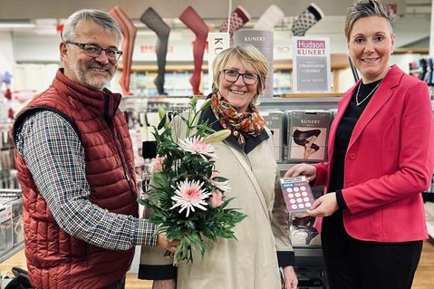 eska Geschäftsführer Jürgen Mohr und die Strumpfwaren-Disponentin Anne-Katrin Müller gratulieren Roswitha Krüger zum Gewinn eines 12-monatigen Socken-Abonnements der Firma Hudson.