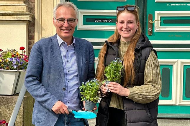 Der Preetzer Bürgermeister Tim Brockmann ruft gemeinsam mit Initiatorin Julia Paul von der Alzheimer Gesellschaft zum Mitmachen auf.