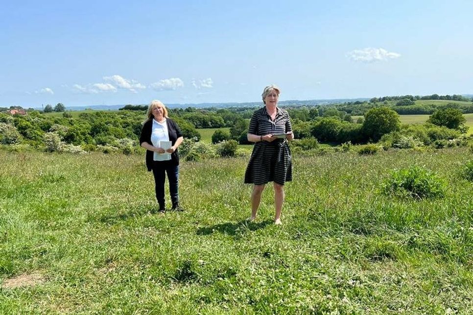 Einsatz für die Natur: Sandra Redmann, Vorstandsvorsitzende der Stiftung Naturschutz Schleswig-Holstein, und Staatssekretärin Katja Günter.