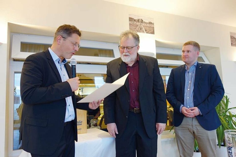 Ratekaus Bürgermeister Thomas Keller überreicht im Beisein von Bürgervorsteher Daniel Thomaschewski die Ehrenurkunde an den SG-Vorsitzenden Kurt Fischer.