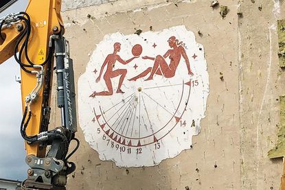 Bei den Abrissarbeiten wurde diese ehemalige Wandmalerei (Sonnenuhr) freigelegt.