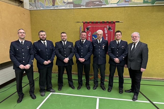 Gemeindewehrführer Torben Kurth, Thilo Pries, Dario Büttler, Johannes Schöning, Roland Hintz, Nils Thede und Bürgermeister Rainer Holtz (v. lks.).