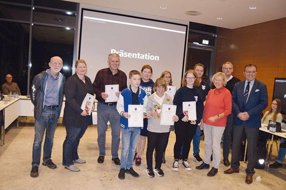 Gruppenfoto zum Abschluss der Sportlerehrung (v.l.): Wojciech Piotr Mehl, Mareike Becker, Michael Schneider, Noah Strohof, Bürgermeisterin Julia Samtleben, Stephanie Lutz, Kathrin Jalaß, Cara Treder, Sebastian Strohof, die Ausschussvorsitzende Sabine Gall-Gratze, Frank Schröder und Bürgervorsteher Manfred Beckmann.