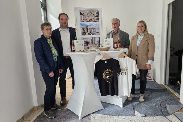 Elgin Lohse -Bürgervorsteherin Eutin-, Jan-Philipp Willers -Geschäftsführer Eutin Tourismus GmbH-, Bürgermeister Sven Radestock und Julia Matthiensen -Projektmanagerin Eutin Tourismus GmbH- (v. lks.).
