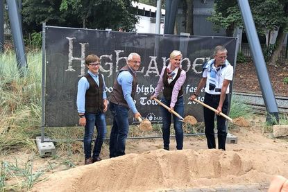 Spatenstich mit Sierksdorfs Bürgermeister Bernhard Markmann, Claudia Leicht, Geschäftsführer Christoph Andreas Leicht und Sohn Florian-Alexander Leicht (v. re.).