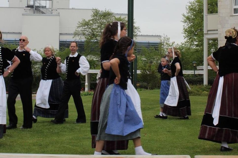 Der Volkstanzkreis Neustadt tanzte in verschiedenen Formationen in ihrer schwarzweißen Tracht um den Maibaum.