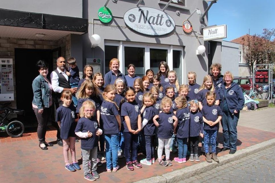 Stolz präsentierten die Kinder und Jugendlichen mit ihren Betreuern die neuen T-Shirts.