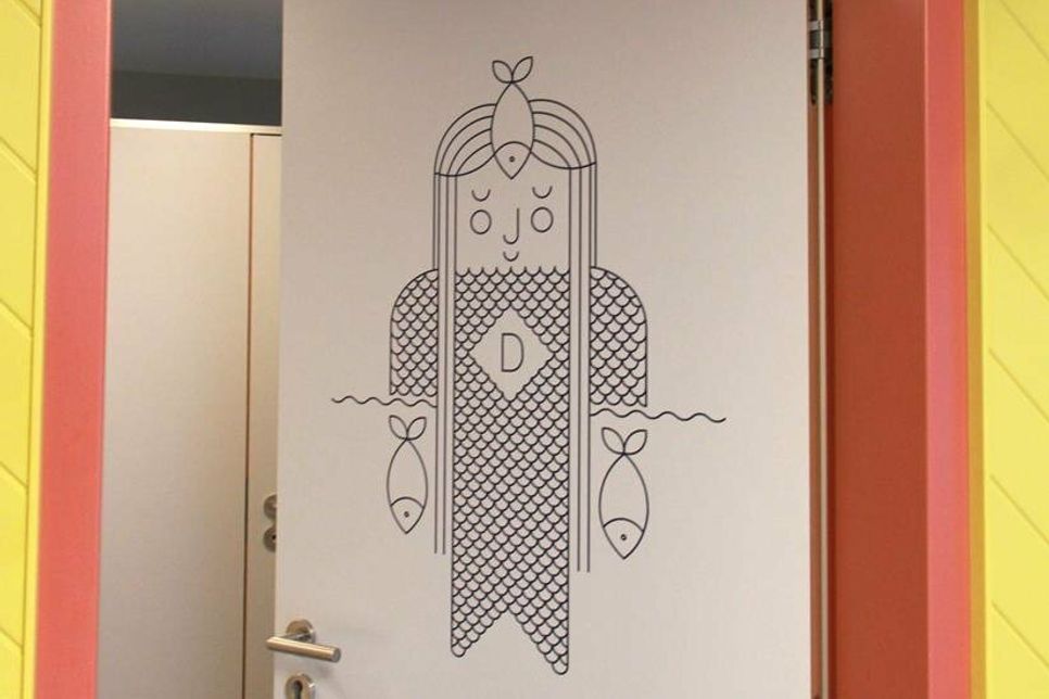 Überall finden sich liebevoll gestaltete Details, wie hier die Tür zur Damentoilette.