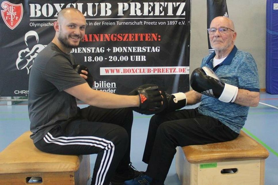 Übungsleiter Eugen Ortmann (Boxclub Preetz) zusammen mit  Jürgen Gieselmann (78 Jahre) bei speziellen Übungen für die kognitive Koordination.