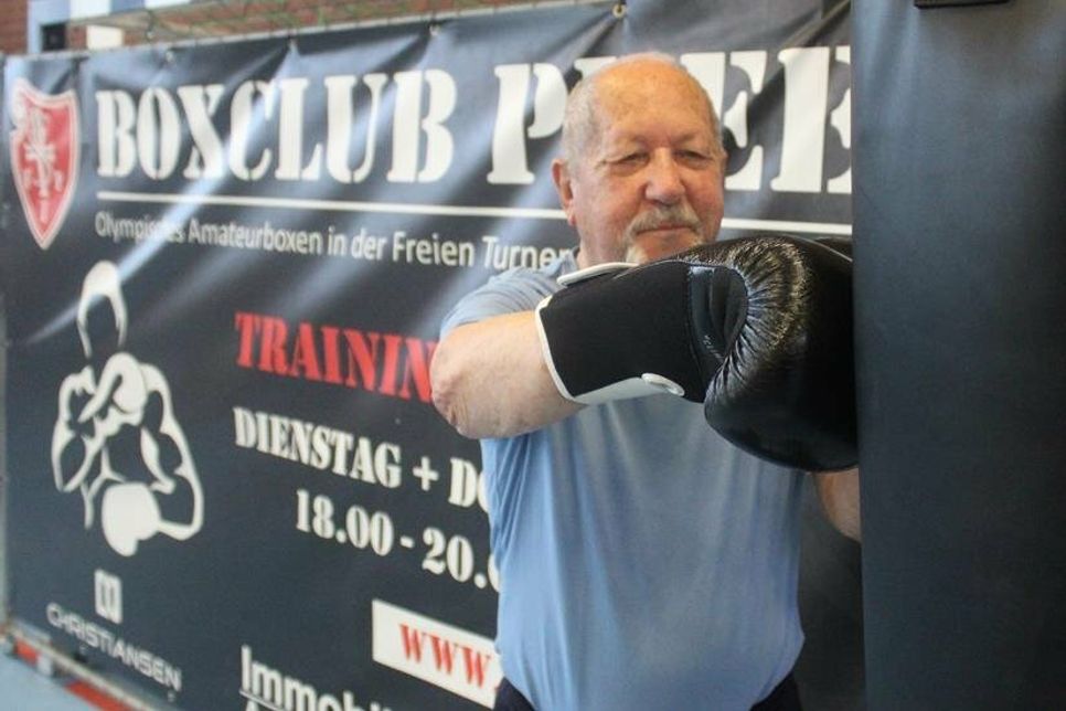 Eckhard Jokel (84 Jahre) bei den erteilten Aufgaben und Übungen am Sandsack.