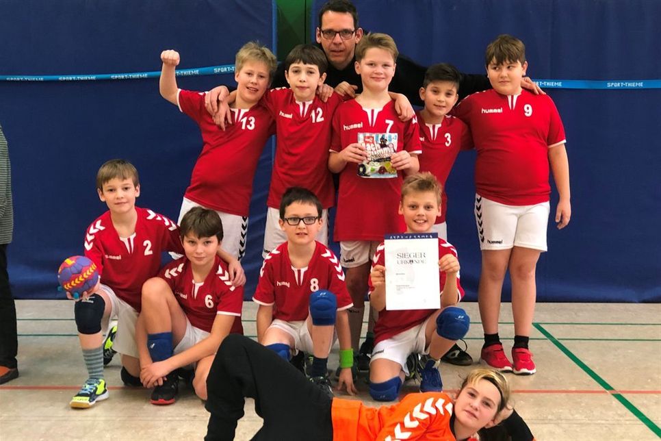 In Ahrensbök fanden die Handball-Kreismeisterschaften der Jungen für die Grundschulen in Ostholstein statt. In einem ausgeglichenen Teilnehmerfeld mit acht Mannschaften erreichte die Grundschule Grömitz nach fünf Siegen und zwei Niederlagen den 2. Platz hinter der Grundschule Fehmarn. Für die Grundschule Grömitz spielten: Kristof Kiraly, Christian Kruse, Louis Mittag, David Vrana, Mika Benthien, Kimo Sellke, Fynn Kohler, Tim Huckfeldt, Ben Voss und Ronja Poggensee. (red)