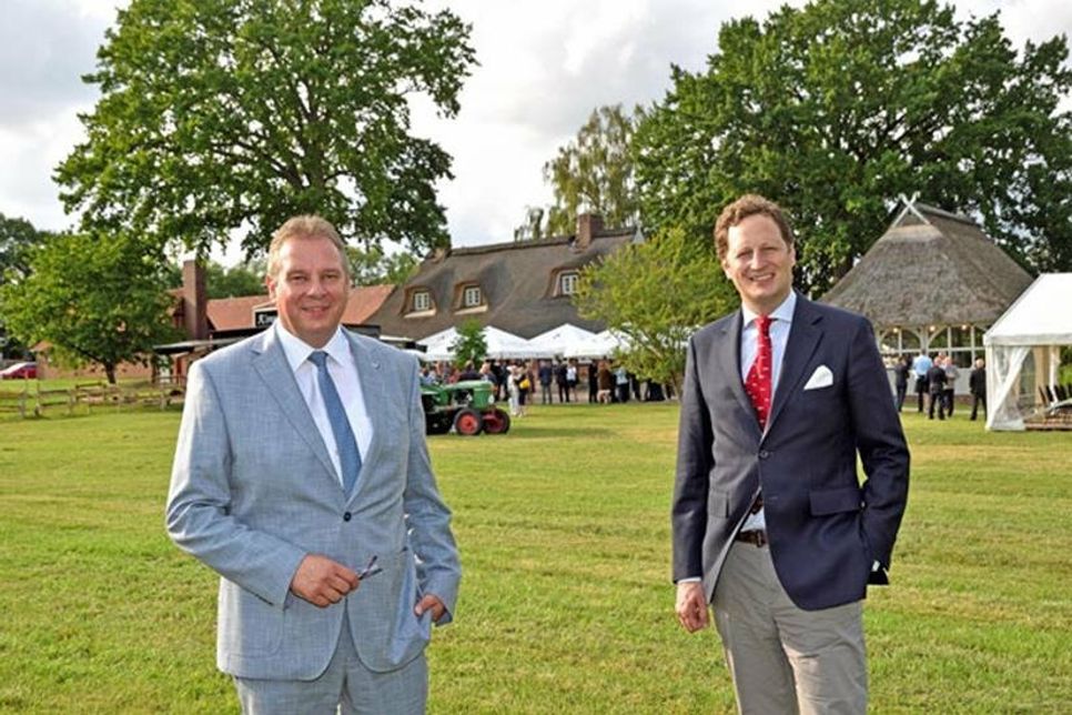 Georg Friedrich Prinz von Preußen (r.) und Geschäftspartner Andreas Mattfeldt eröffneten die Kulturwiese auf der Prinzeninsel.