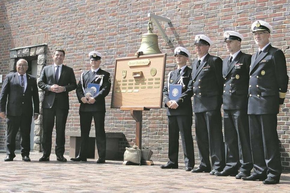 Der Präsident des Deutschen Marinebundes Heinz Maurus (v. l.),  parlamentarischer Staatssekretär im Verteidigungsministerium Thomas Hitschler, die Preisträger Obermaat Yannic Maiwald und Bootsmann Florian Seidler sowie ihr Ausbilder an der Plöner Marineunteroffizierschule, Oberstabsbootsmann Thomas Kahle, Oberstabsbootsmann Lars Raabe (Marinekommando Rostock) und der Kommandeur der Marineunteroffizierschule Plön, Kapitän zur See Klaus Heermeier.