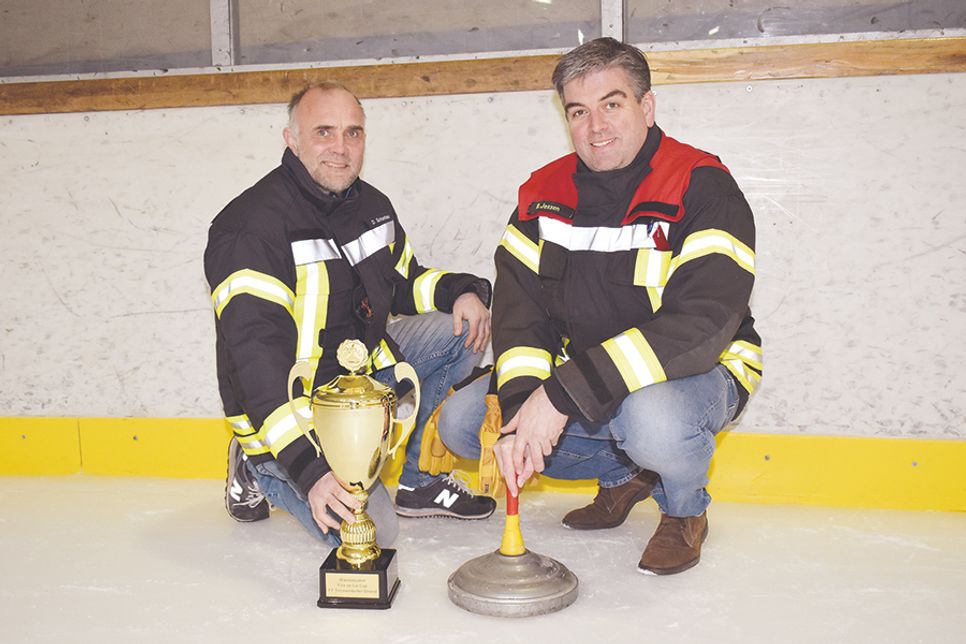 Dirk Scharbau (links) und Björn Jessen von der Freiwilligen Feuerwehr Timmendorfer Strand veranstalten am kommenden Samstag den „4. Fire on Ice-Cup“ im ETC.