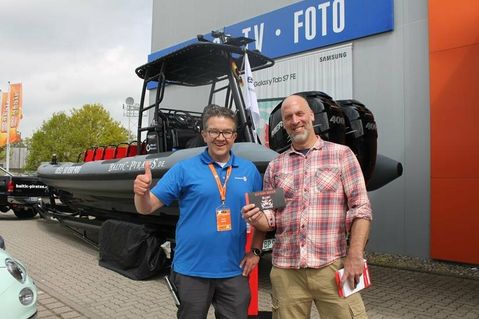 Marktleiter Heino Richter (lks.) mit Hauptpreis-Gewinner Christian Kopplow, der eine Fahrt mit dem Speedboot gewonnen hat.
