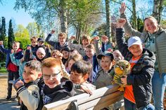 Stolz auf eine wirksame Klima- und Pflanzaktion auf dem Alten Friedhof: Die Klasse 3c von der Plöner Rodomstorschule mit Klassenlehrerin Fenya Danger.