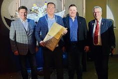 Oberst Detlef Scheel, neuer Stahlvogelkönig 2026 Nils Hilbert, Stahlvogelkönig 2025 Robert Pasewald sowie 1. Ältermann Dr. Ralf Stolley (v.lks).