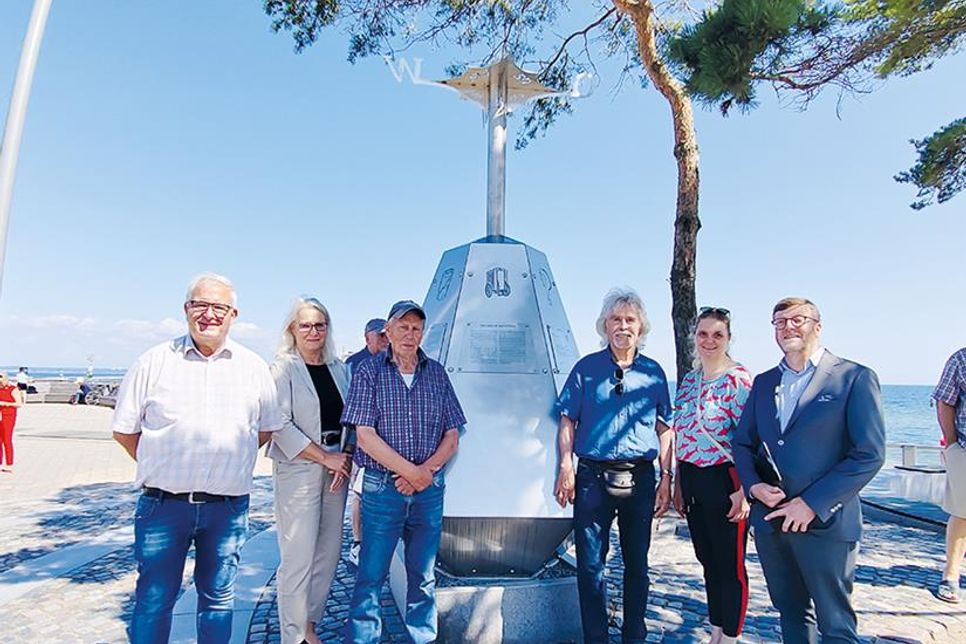 Feierliche Übergabe: FVV-Vorsitzender Andreas Müller (v. li.), Anja Meints und Ingo Muuss vom FVV, Künstler Rainer Wiedemann, Bürgervorsteherin Anja Evers und Bürgermeister Sven Partheil-Böhnke vor der Boje, der neuen Denkmal-Skulptur aus seefestem Edelstahl.