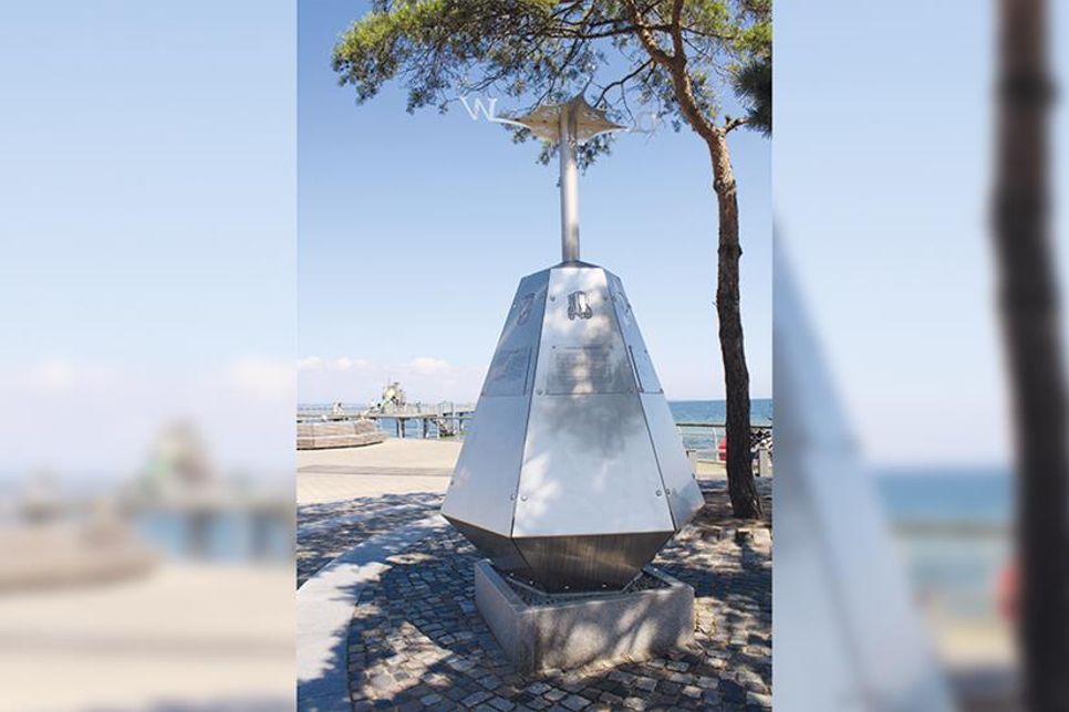 Dieses skulpturelle Denkmal in Form einer Boje hat der Fremdenverkehrsverein Niendorf/Ostsee vor Kurzem der Gemeinde Timmendorfer Strand feierlich übergeben.