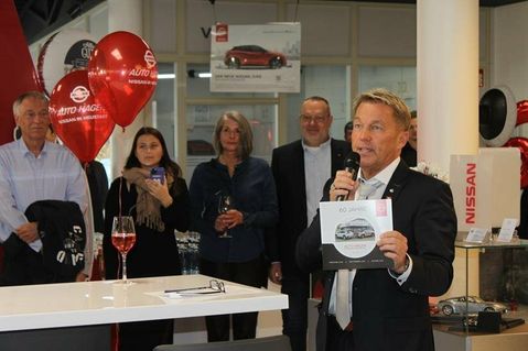 Geschäftsführer Markus Hagen präsentierte die Festschrift zum runden Jubiläum mit der Chronologie des Neustädter Unternehmens.