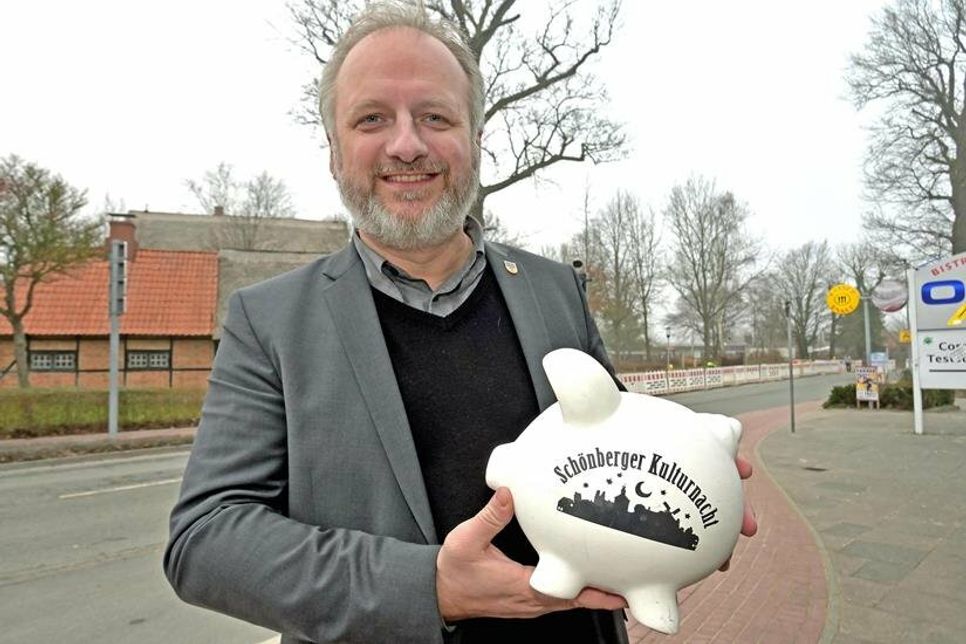 Für die Schönberger Tafel: Bürgermeister Peter Kokocinski wirbt um Unterstützung durch „füttern“ der Spendenschweine an allen Kulturnachtstationen – im Gegenzug gibt’s Unterhaltung gratis.