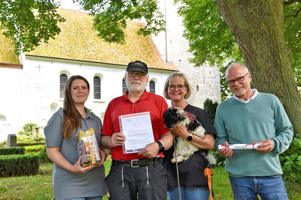 Elena Stern vom Kirchenkreis, Küster Michael Hirner und Sabine Hirner vom Kirchengemeinderat bei der Übergabe der Auszeichnung durch Tobias Jahn vom Küsterarbeitskreis (von links).