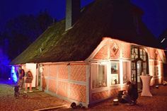Beleuchtetes Behrend-Haus: Christian Ladwig hatte die historische Reetdachkate in Neuheikendorf mit Lichtspots in Szene gesetzt.