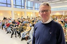 Dr. Daniel Ehmke vom Ameos Klinikum Neustadt begeisterte bei der Kinderuni mit anschaulichen Bildern und praktischen Übungen rund um die Gefühlswelt.