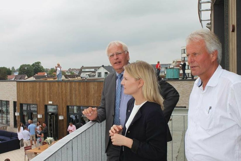 Landrat Reinhard Sager, Staatssekretärin Julia Carstens und Dünenpark-Bauleiter Dirk Weber-Klüver (v. lks.) auf Besichtigungs-Tour.