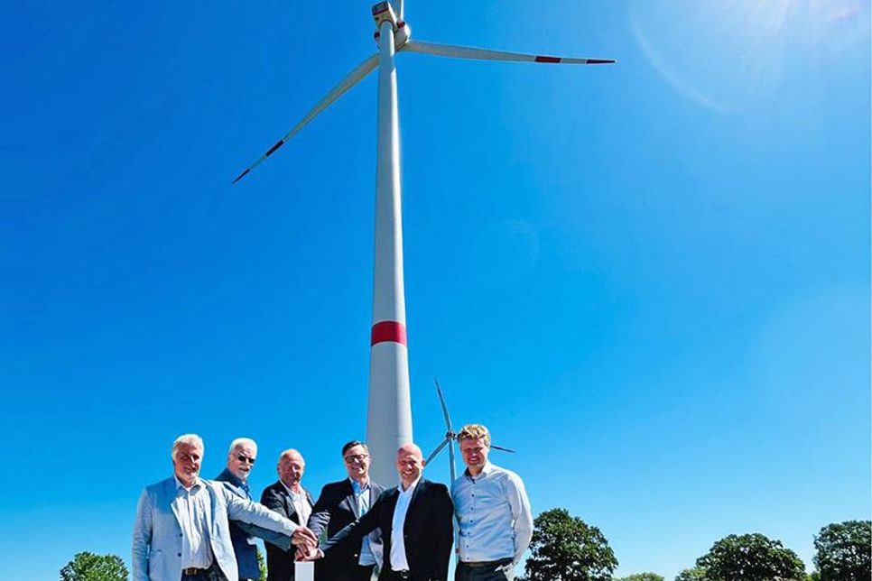 Sven Radestock, Eberhard Rauch, Jens Arendt, Torsten Levsen, Marc Mißling und Mathias Voß freuen sich über die Windkrafterzeugung in Hutzfeld