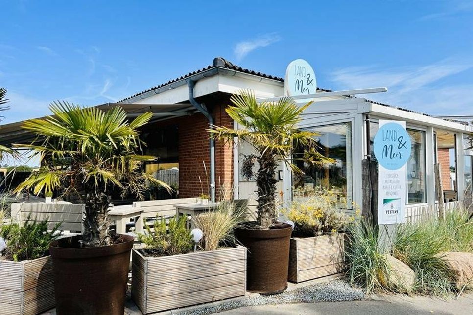 Im Restaurant „Land &amp; Meer“ by Ollex empfehlen wir eine hausgemachte Limonade auf der Sonnenterrasse.
