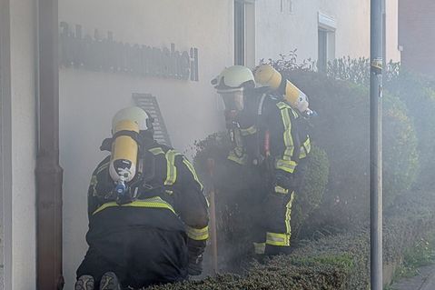 Rund 30 Einsatzkräfte verhinderten eine Ausbreitung des Feuers.