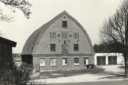 Markantes Gebäude: Die historische Scheune des Lindenhofs am Postfelder Weg wurde 1983 abgerissen.