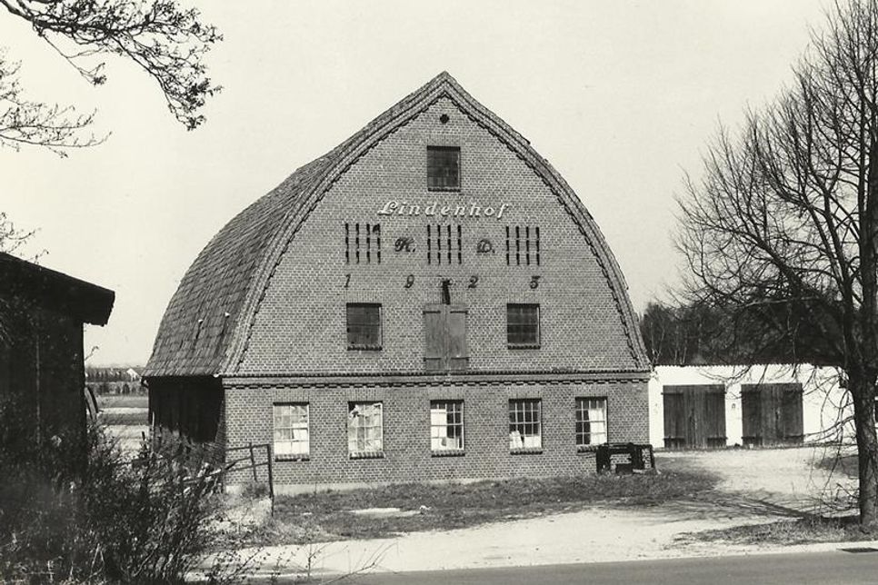Markantes Gebäude: Die historische Scheune des Lindenhofs am Postfelder Weg wurde 1983 abgerissen.