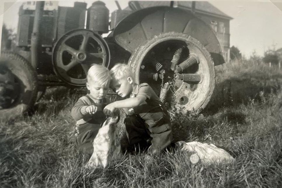 Heiner Donath-Totzke (rechts, mit Bruder Klaus) wuchs mit der Landwirtschaft auf.                                                                Foto: hfr