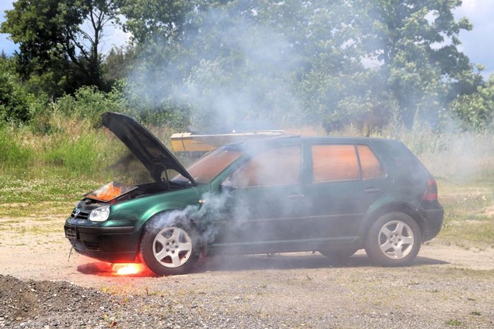 Ein Auto steht in Flammen: die Einsatzübungen waren sehr realitätsnah.